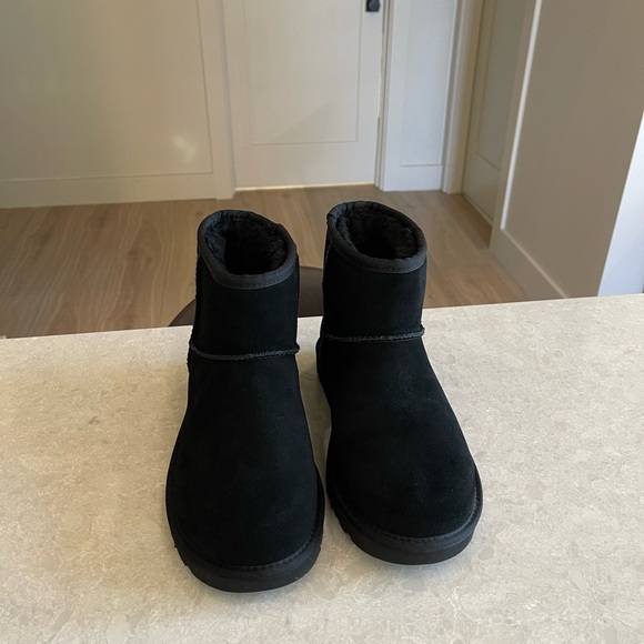 New UGG Black Classic Mini UGG Rubber Logo Boots, Size US 7 - Picture 7 of 11